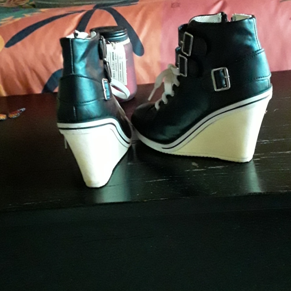 Shoes - Picture 3 of 4